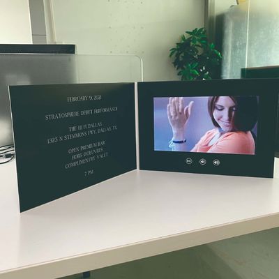 Giá tốt Thiệp Mời Video 10 Inch Thẻ Chúc Mừng Video LCD Với Tin Nhắn Và Thương Hiệu Tùy Chỉnh trực tuyến