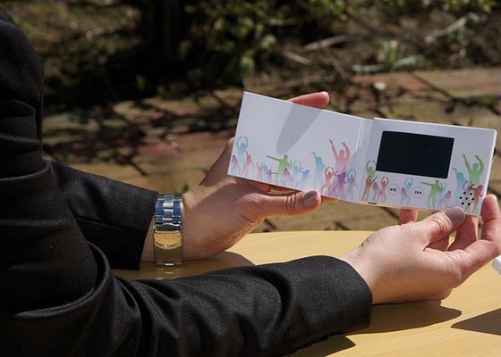 Goede prijs Audio Visuele Video Visitekaartje Voor Cadeaus 2,4 Inch 2GB Geheugen lcd wenskaart online
